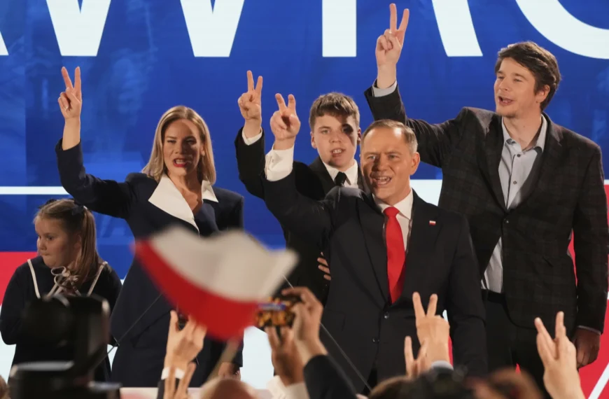 Poland election: Conservative historian wins presidential vote